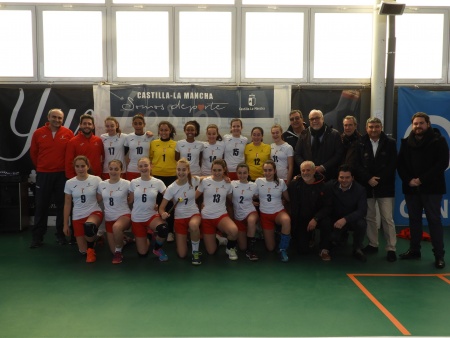 El equipo femenino junto a las autoridades durante el homenaje