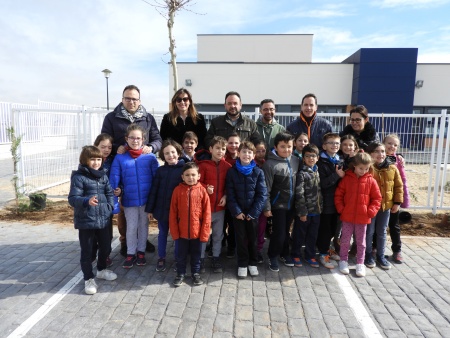 El alumnado del colegio Divina Pastora planta un cerramiento vegetal para la zona infantil