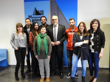 El primer edil y la concejal de Promoción Económica junto a participantes de la Lanzadera