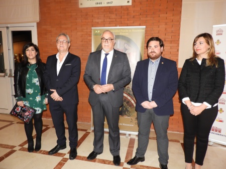 Representantes del Equipo de Gobierno y la UP antes del estreno de la obra