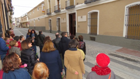 Explicación en el exterior de la Casa de los Merino donde pernoctó Santa Teresa de Jesús