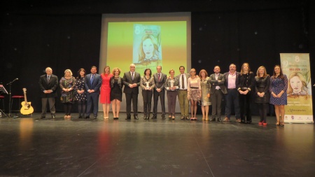 Foto conjunta de autoridades y personas galardonadas