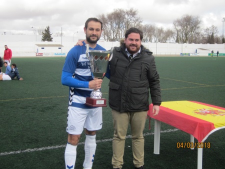 El concejal de Deportes entregó el trofeo de campeón de la liga local de fútbol 11 a Federópticos Selu Vazca Industrial