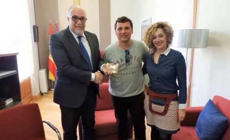 Entrega del detalle al Ayuntamiento de Manzanares