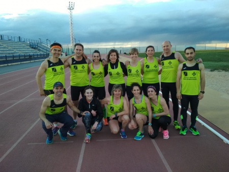 Los atletas equipados con las camisetas entregadas por el Ayuntamiento