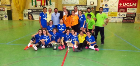 Autoridades junto a jugadoras y técnicos del equipo infantil femenino