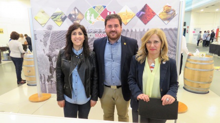 Camacho junto a la concejala Gemma de la Fuente (izquierda) y a Antonia de la Chica (secretaria de Ferias Comerciales)