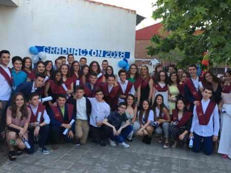 Alumnado del IES Azuer durante la graduación