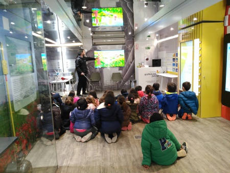 Interior del Energytruck con actividades para escolares