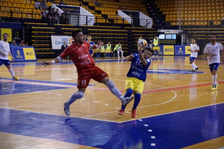 Salida de Dani Juárez ante un jugador del Gran Canaria