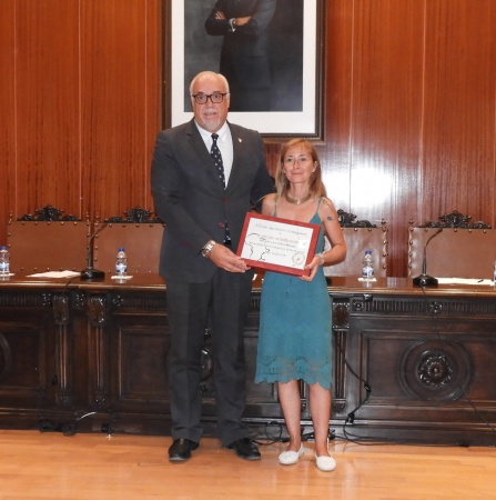 Julián Nieva entrega la placa de reconocimiento a la homenajeada