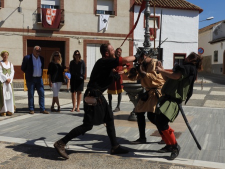 Momento de un teatro callejero en el Campamento Medieval