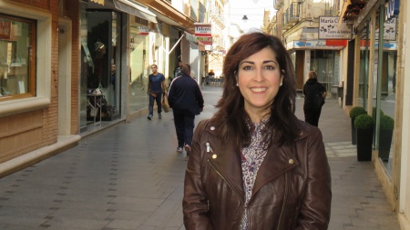 Gemma de la Fuente en una de las calles comerciales de Manzanares