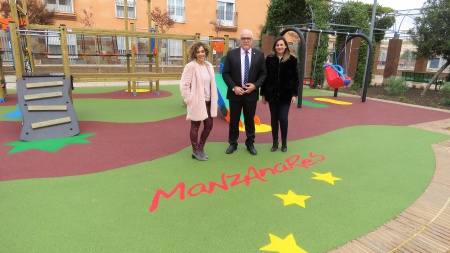 Autoridades en la nueva zona infantil con un columpio adaptado