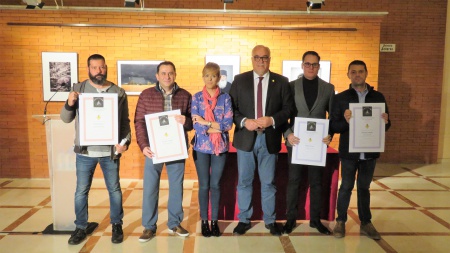 Nieva y Cebrián junto a los ganadores del certamen