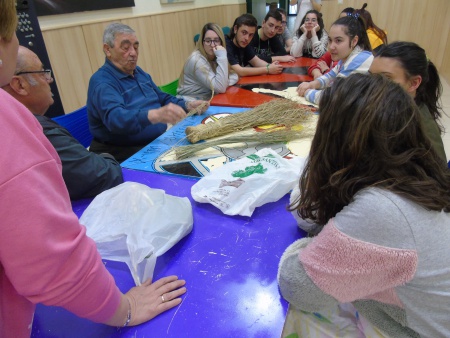 Los jóvenes aprenden a el uso del esparto