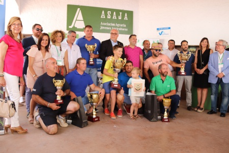 Foto conjunta de los premiados con autoridades y organización del concurso