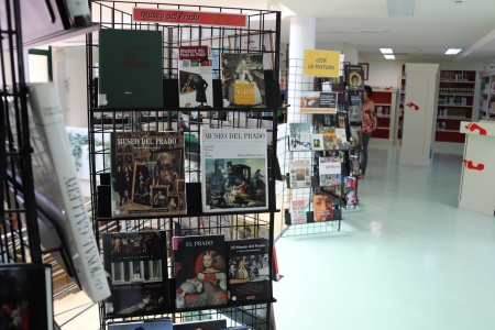 Centro de interés sobre la temática en la primera planta de la biblioteca