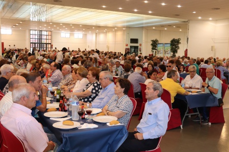 600 personas mayores en la comida de convivencia