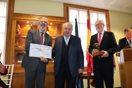 El presidente del TC entrega el cheque de Tertulia XV al representante de Manos Unidas