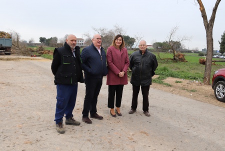 Miembros de El Zaque con la concejala de Medio Ambiente en la zona de actuación