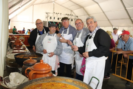 Miembros del jurado durante la degustación de los potajes