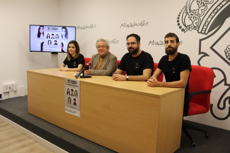 Miembros de Lazarillo junto al concejal de Cultura