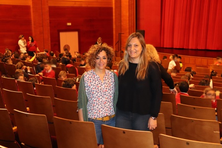 Beatriz Labián y Ángeles Morales -del Centro de la Mujer- antes de la función de títeres