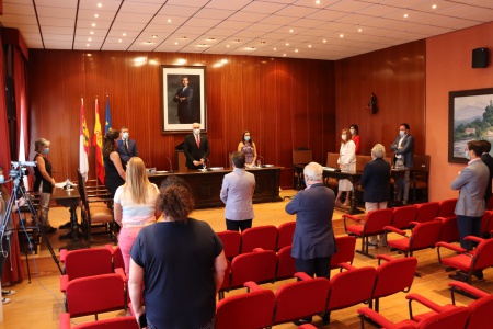 Minuto de silencio al inicio del pleno