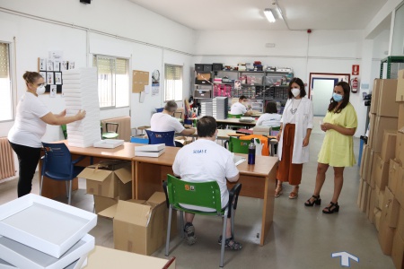 Zúñiga visita uno de los talleres ocupacionales