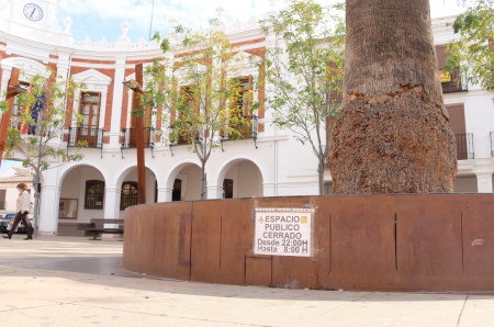 Aviso del horario de apertura en parques y plazas