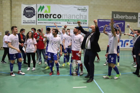 Nieva celebra el ascenso junto a los jugadores