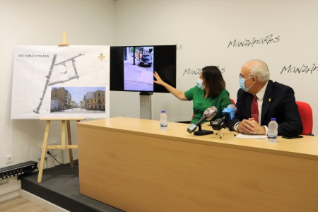 Isabel Díaz Benito explica los detalles de la obra junto a Julián Nieva