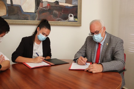 Estefanía Marchán y Julián Nieva durante la firma del convenio