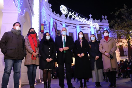 El alcalde y miembros del equipo de gobierno junto a representantes de ACECE