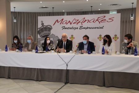 Julián Nieva junto a otros miembros del equipo de gobierno durante el encuentro con la prensa