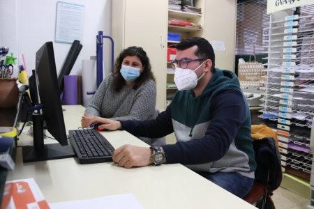 Daniel Jiménez junto a Olga Zambrano en la conserjería del CEIP Tierno Galván