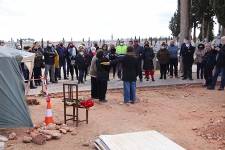 Asistentes al acto celebrado el sábado en el cementerio