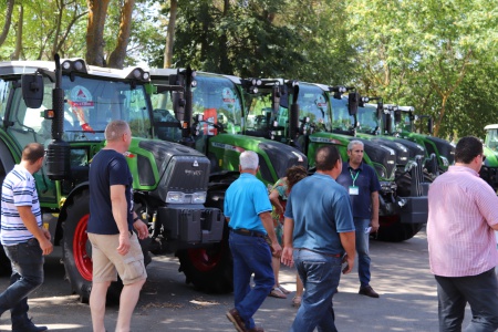 Visitantes de Fercam 2019 en un stand de tractores