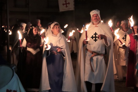 El Comendador junto a autoridades durante la procesión de las antorchas