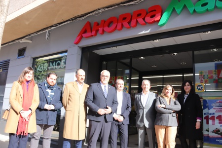 Autoridades y responsables de la empresa en la puerta del nuevo supermercado