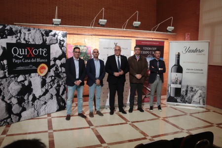 Julián Nieva con representantes de las bodegas manzanareñas