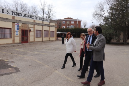 Llega de Julián Nieva e Isabel Quintanilla al instituto junto al director y jefa de estudios