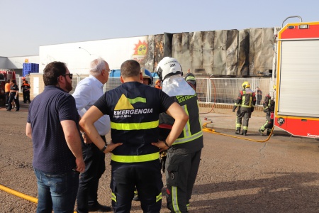 Los bomberos explican al alcalde el alcance del incendio