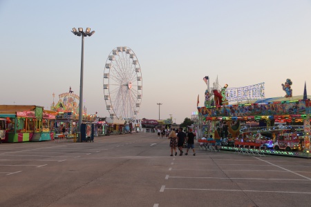 Imagen del recinto de atracciones en la víspera de feria