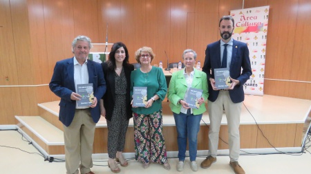 Autoridades junto a los participantes en la presentación del libro