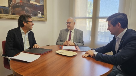 Encuentro en la Alcaldía entre Benítez y el alcalde junto al concejal de Juventud