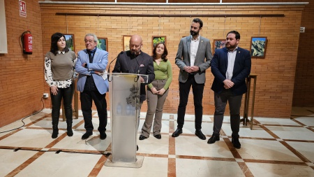 Gustavo Fernández durante la inauguración de la exposición de homenaje a su padre