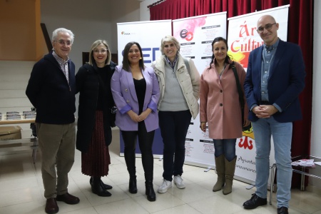 Paloma del Río junto a representantes municipales y miembros de la Escuela de Ciudadanía