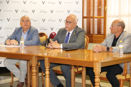 Julián Nieva junto a Carlos Marín y a Félix Bellido durante la clausura de la asamblea